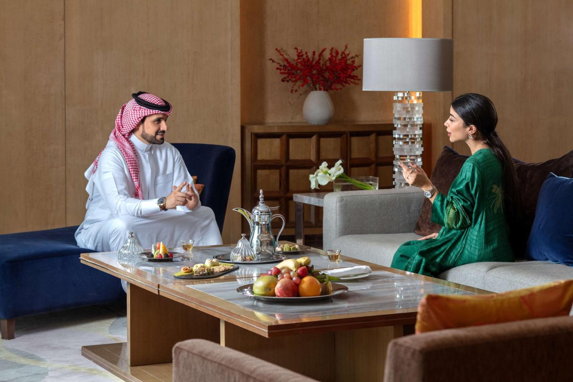 Hyatt Regency Riyadh Olaya Экстерьер фото A Saudi Arabian man and woman in traditional dress