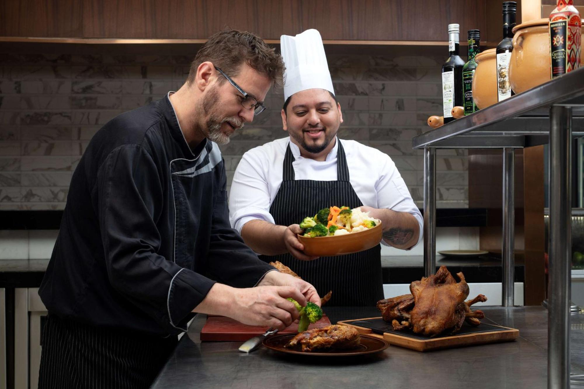 Hyatt Regency Riyadh Olaya Экстерьер фото Chef de cuisine (left) and sous-chef (right)