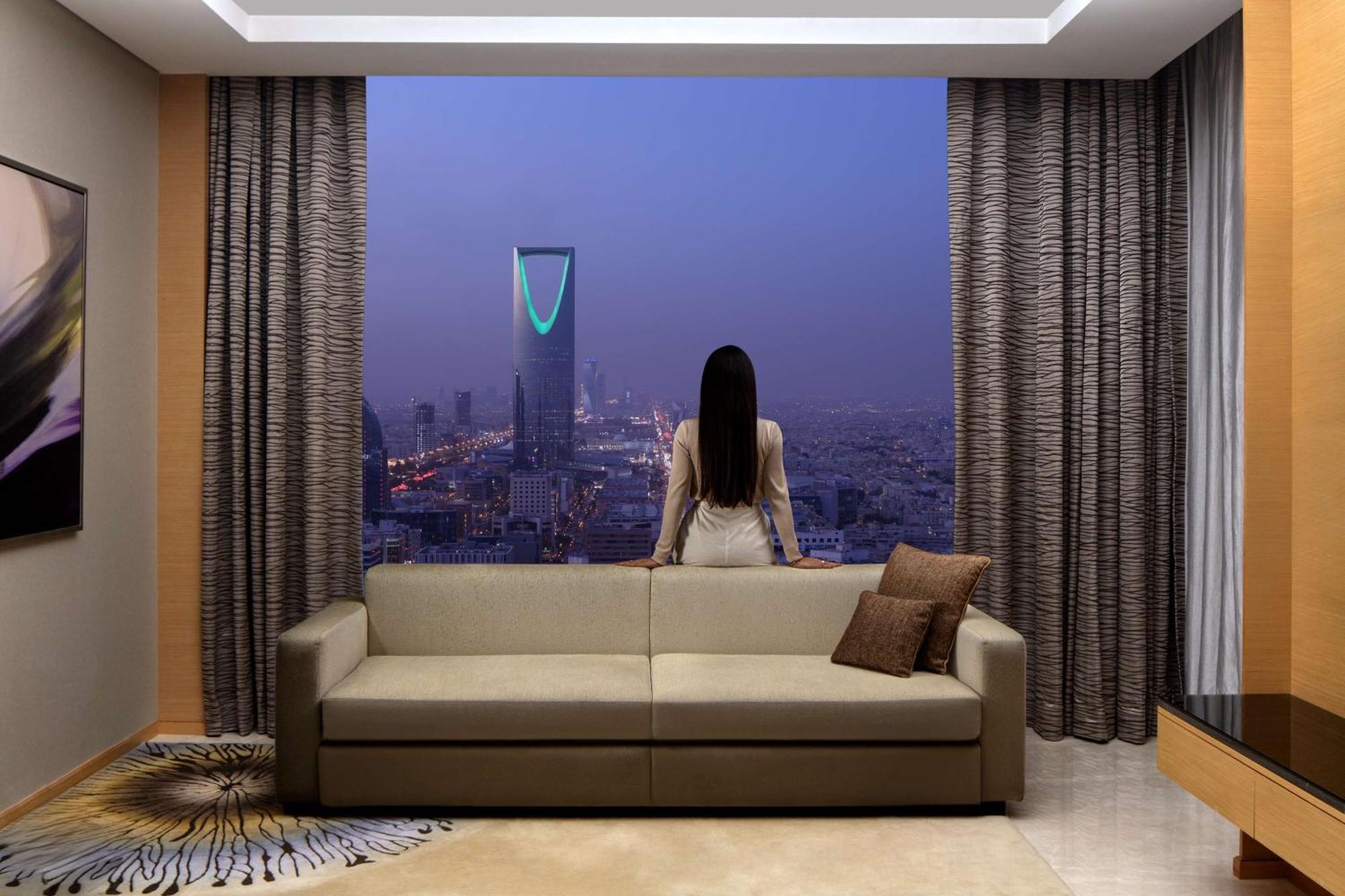 Hyatt Regency Riyadh Olaya Экстерьер фото A view of the Kingdom Centre from a suite