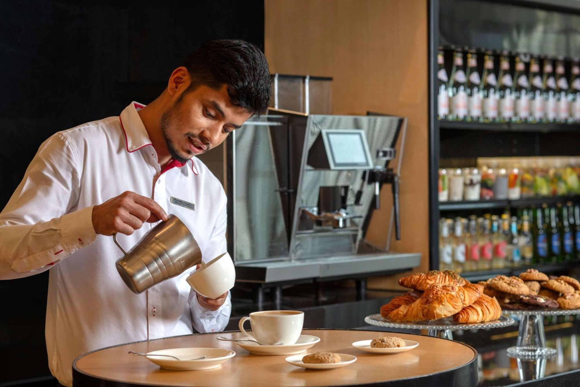 Hyatt Regency Riyadh Olaya Экстерьер фото A barista at work