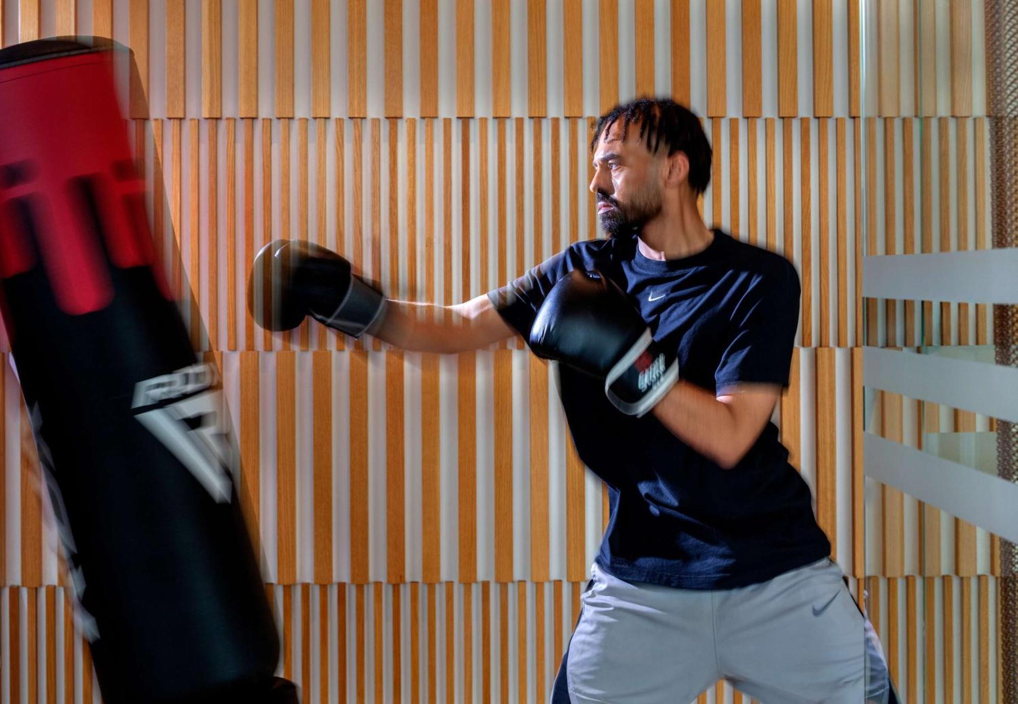 Hyatt Regency Riyadh Olaya Экстерьер фото A boxer training with a heavy bag