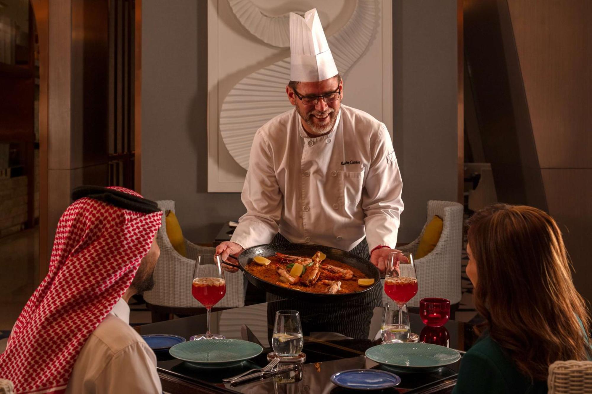 Hyatt Regency Riyadh Olaya Экстерьер фото A chef serving food