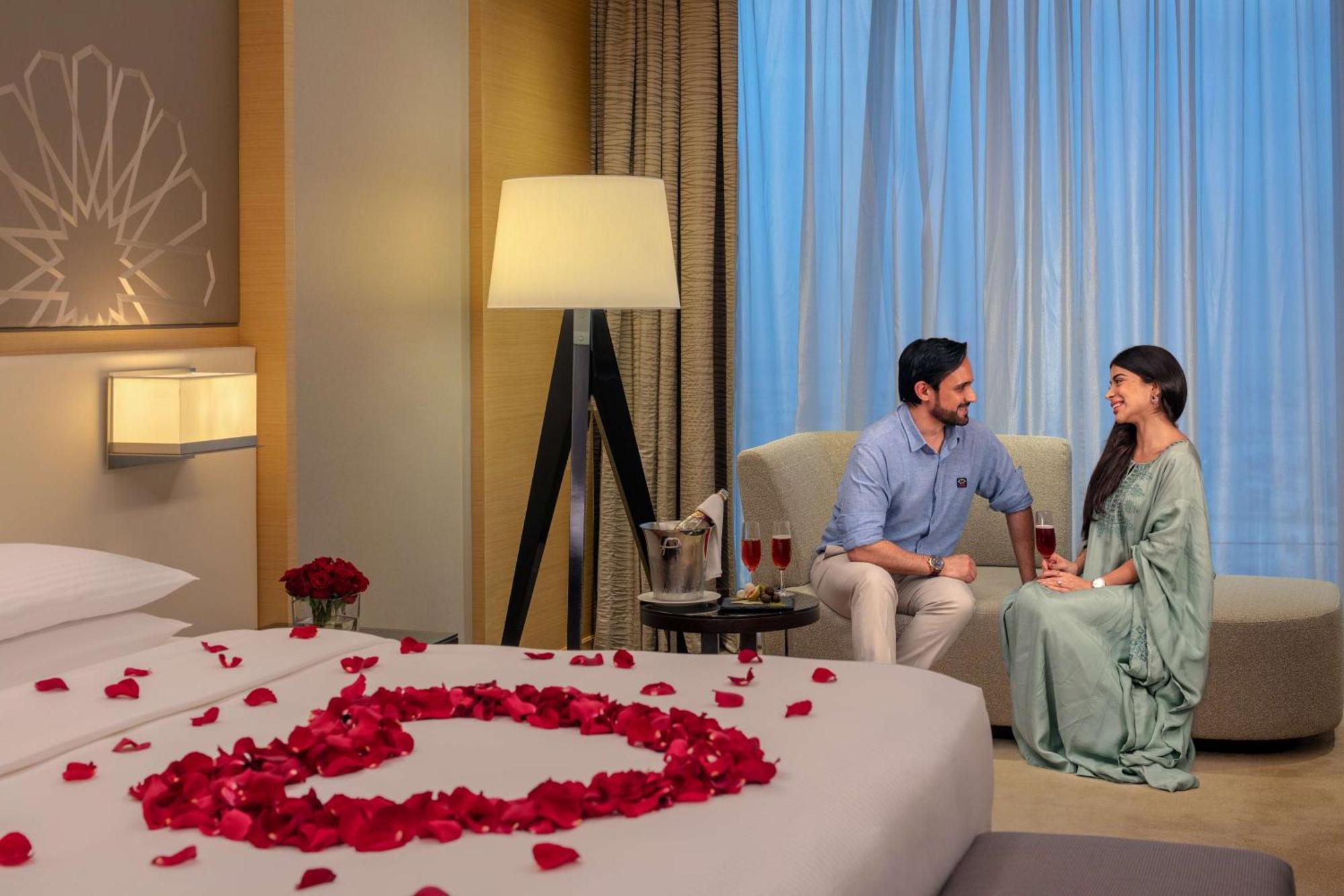 Hyatt Regency Riyadh Olaya Экстерьер фото A couple in a hotel room